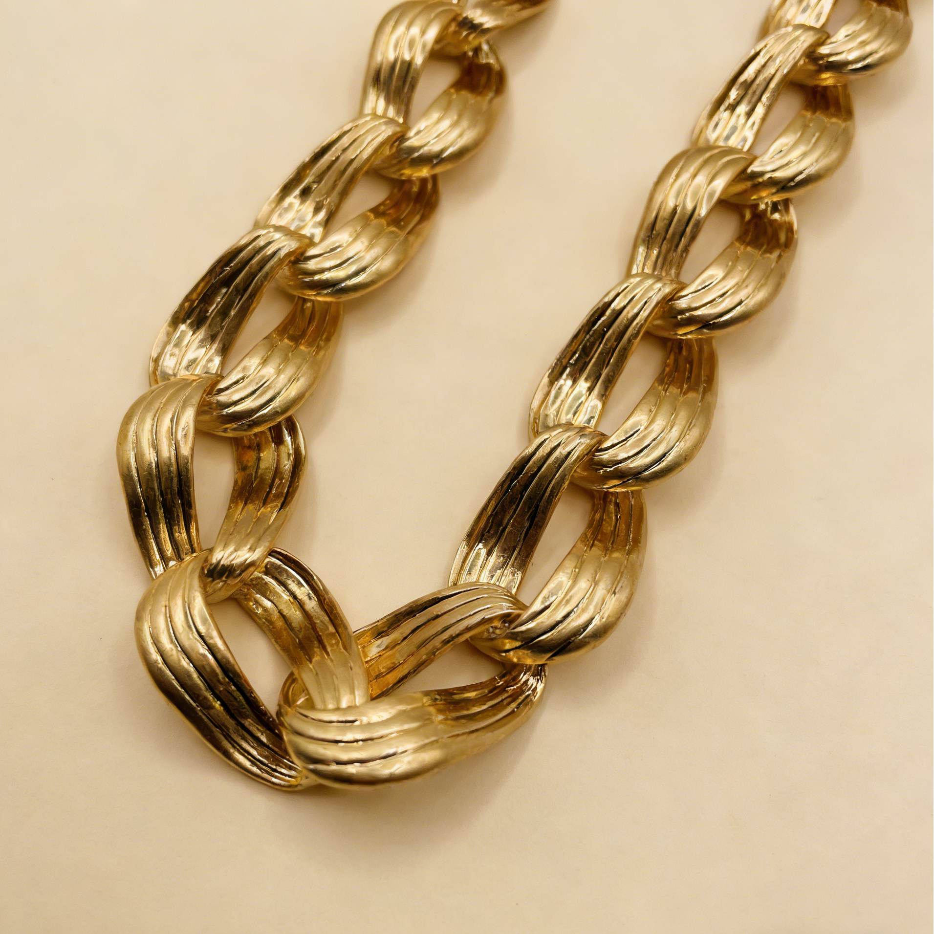 Collar de cadena gruesa de oro con textura de rayas - Estilo minimalista y elegante