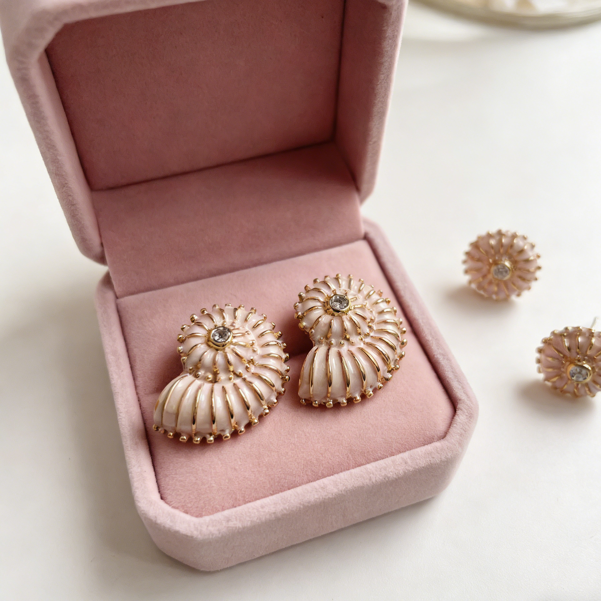 Pendientes de Concha Nautilus con Esmalte y Cristal | Joyería Costera Boho