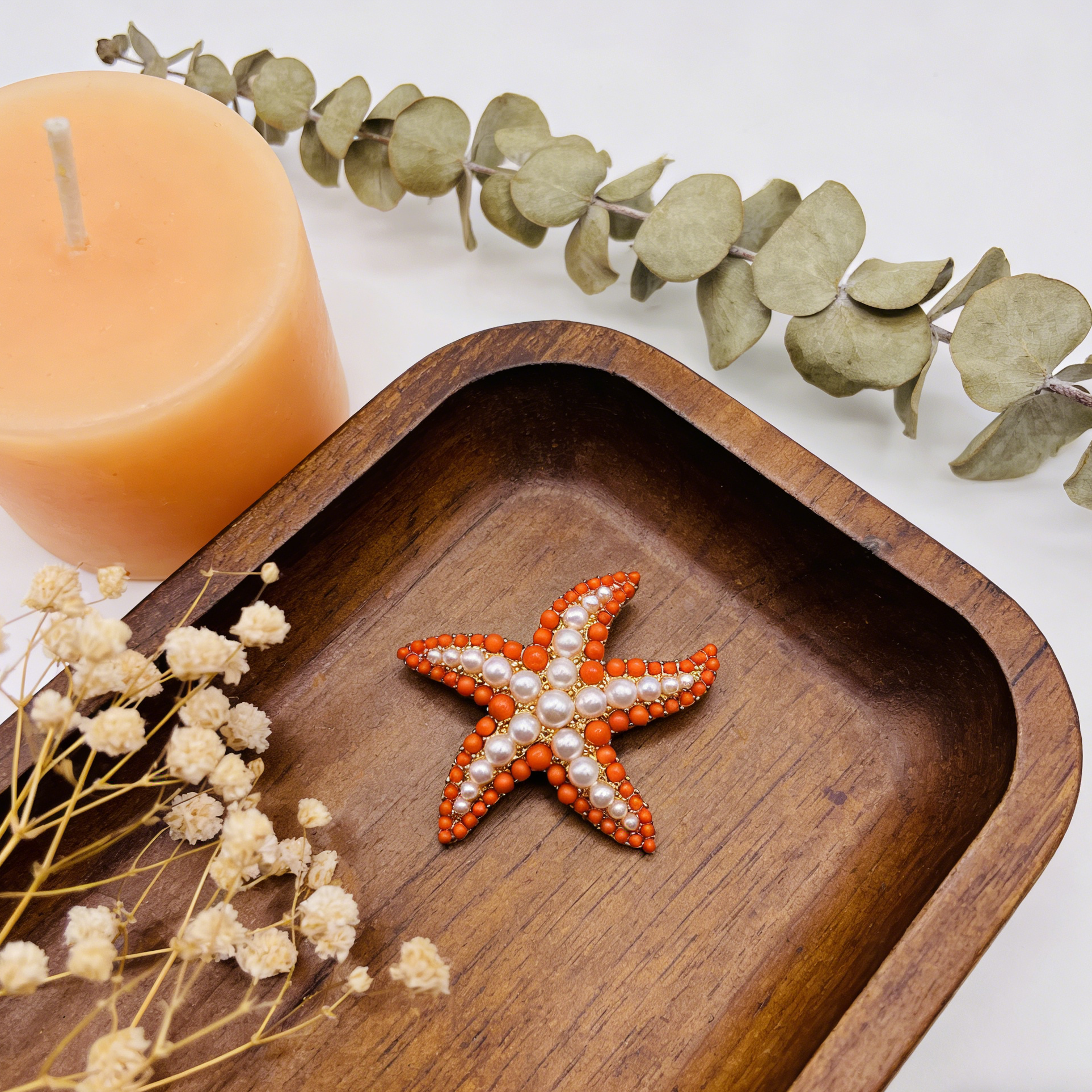 Alfinete vintage de estrela-do-mar em coral e laranja | Alfinete dourado com detalhes em pérolas