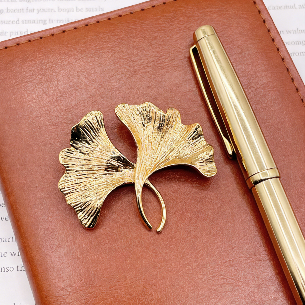 Broche dourado com duas folhas de ginkgo | Elegante broche para casaco e camisola | Presente para ela