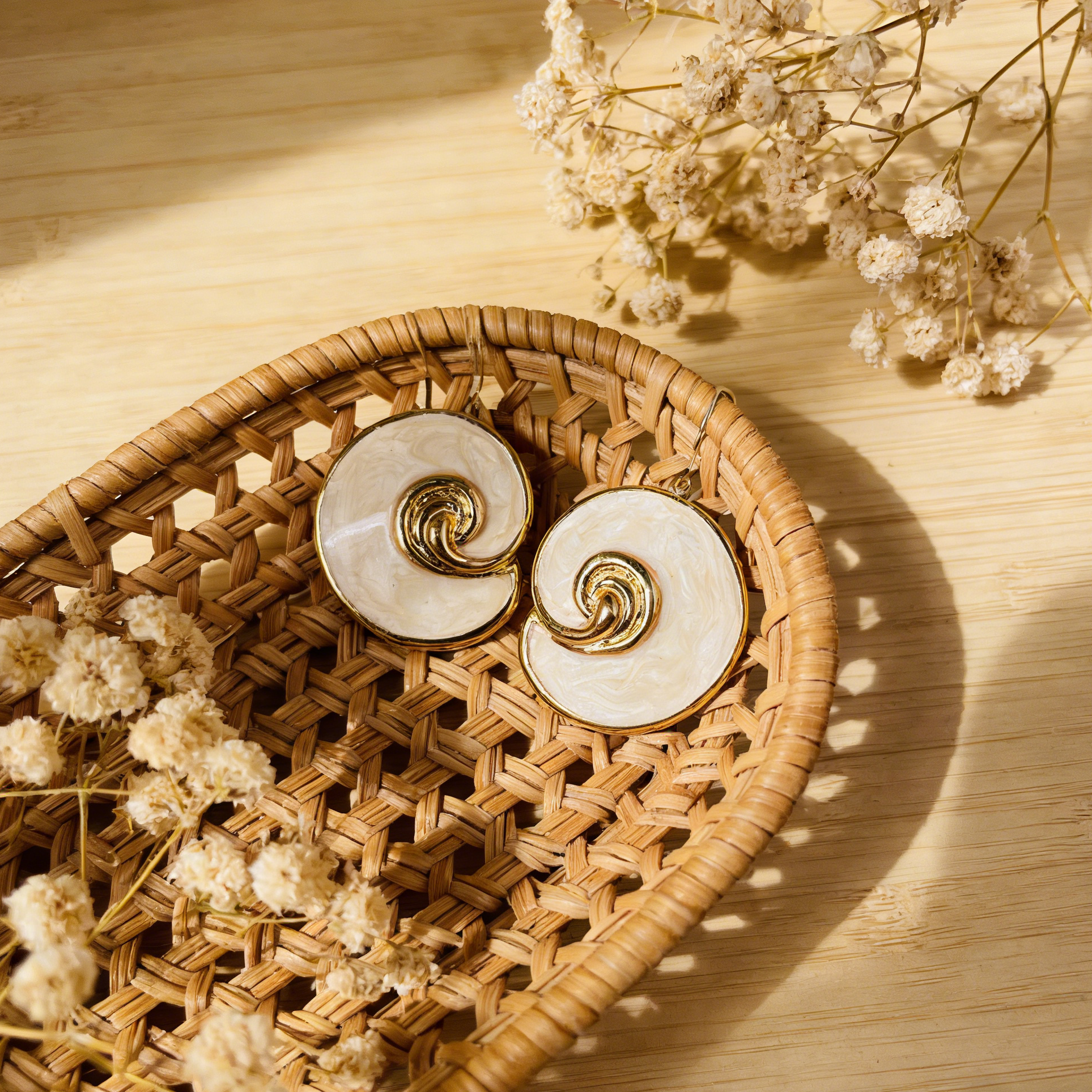 Pendientes de Resina con Detalle Dorado - Perfectos para Ocasiones Especiales