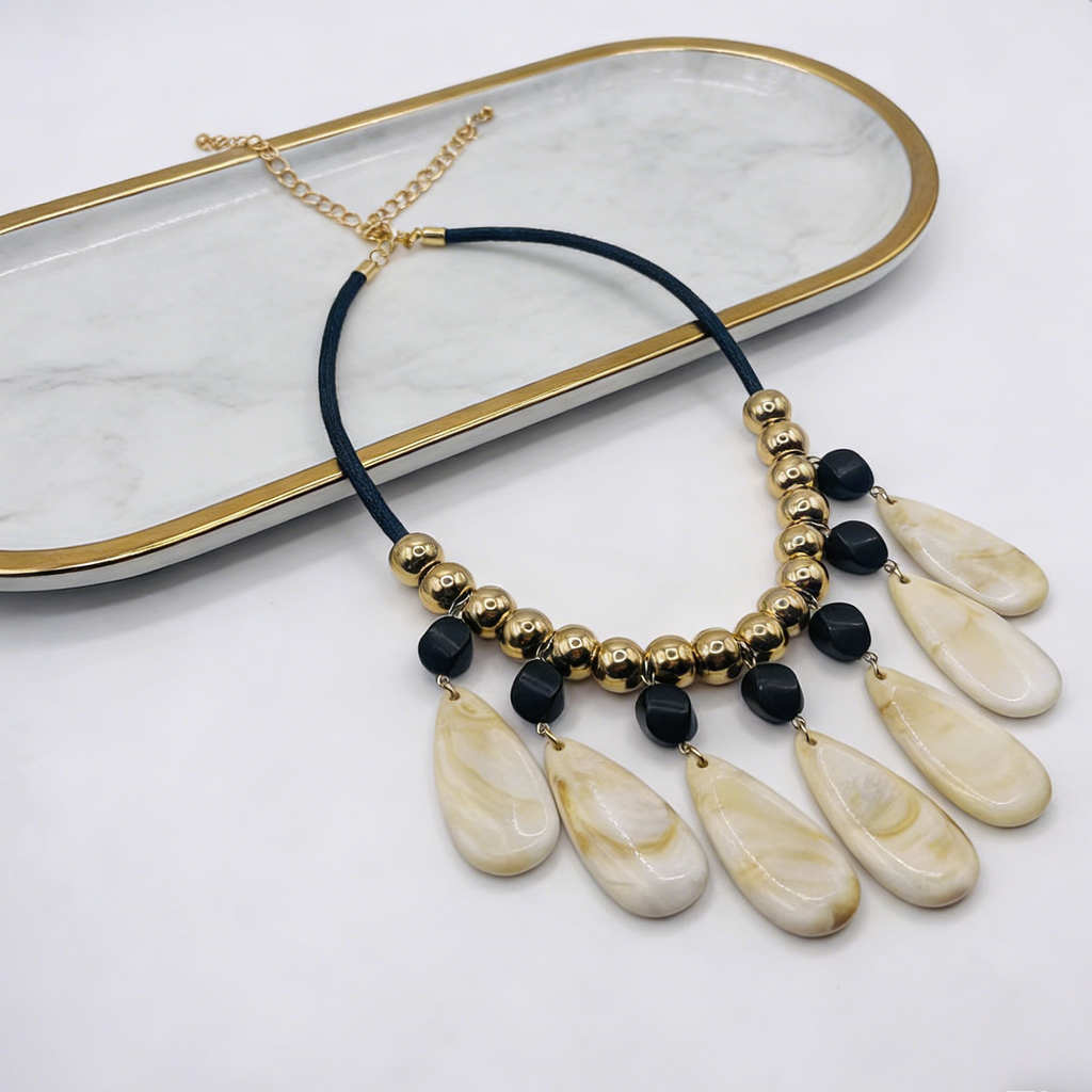 Conjunto de joyas de resina con forma de lágrima de inspiración retro: collar y pendientes llamativos