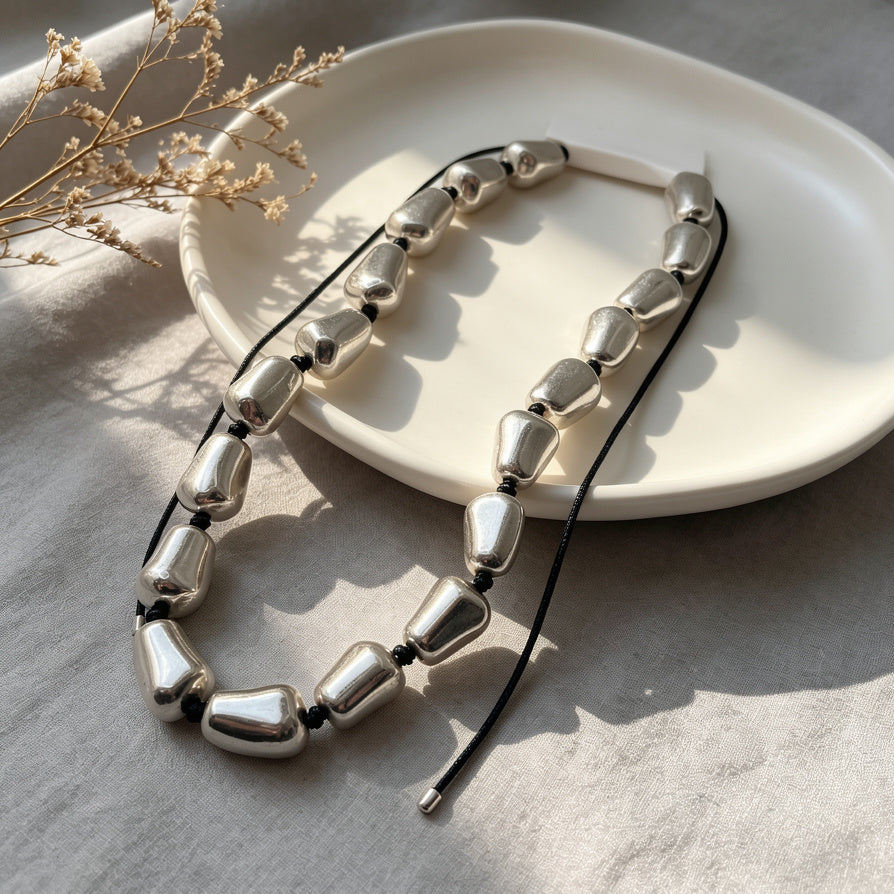 Collar de Plata con Diseño de Piedras Irregulares - Joyería Minimalista para Mujer