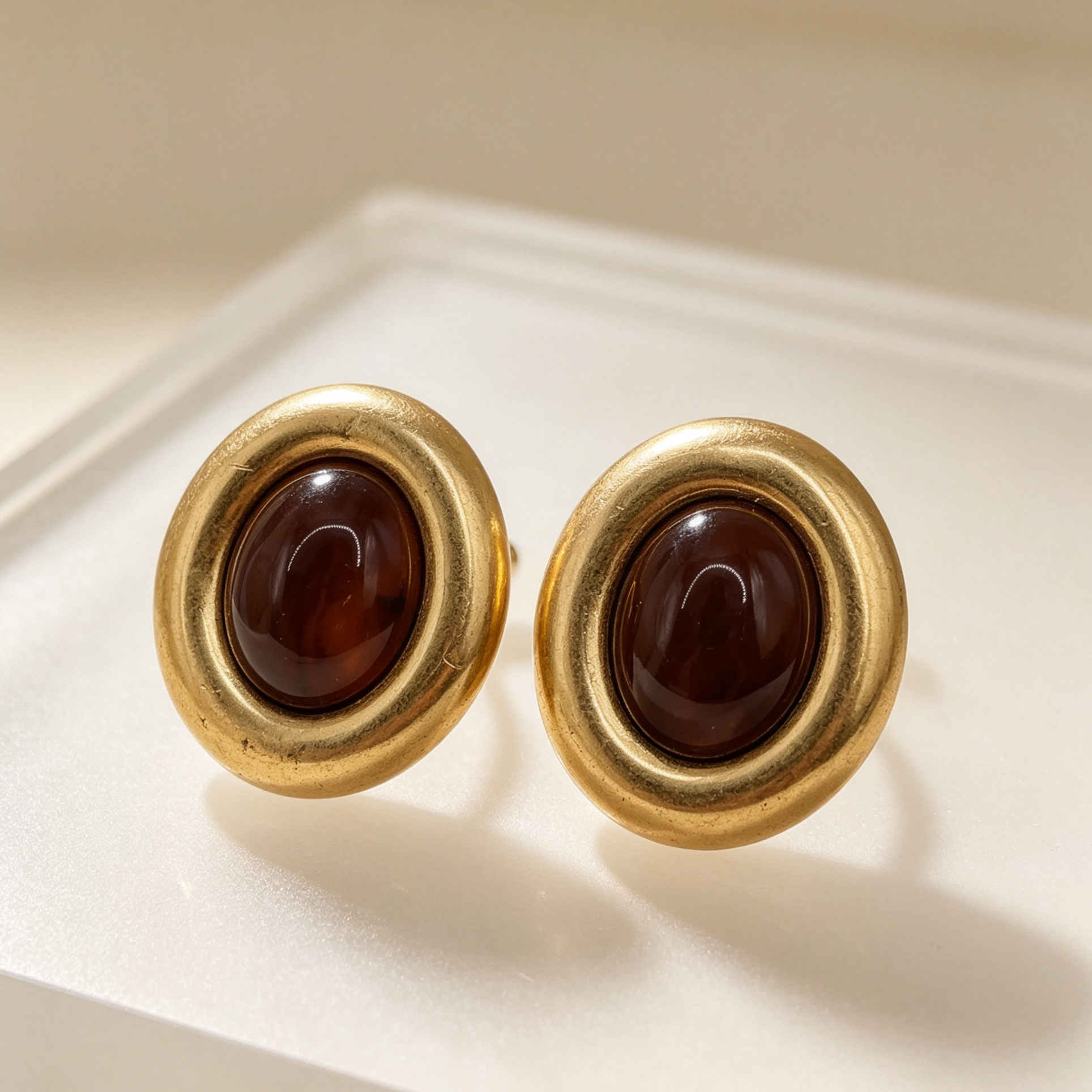 Pendientes Ovalados Vintage Metal Dorado Piedra Resina Mayorista B2B|JI JOYA