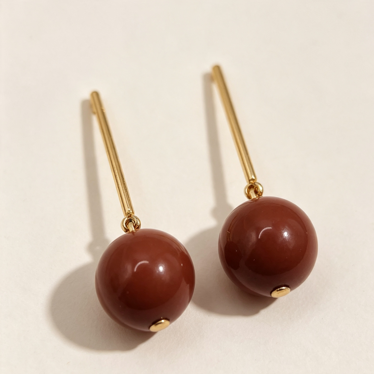 Pendientes colgantes varilla dorada con esfera de color, 4 colores disponibles. Modelo clásico para tiendas de joyería, venta al por mayor Europa|JI JOYA