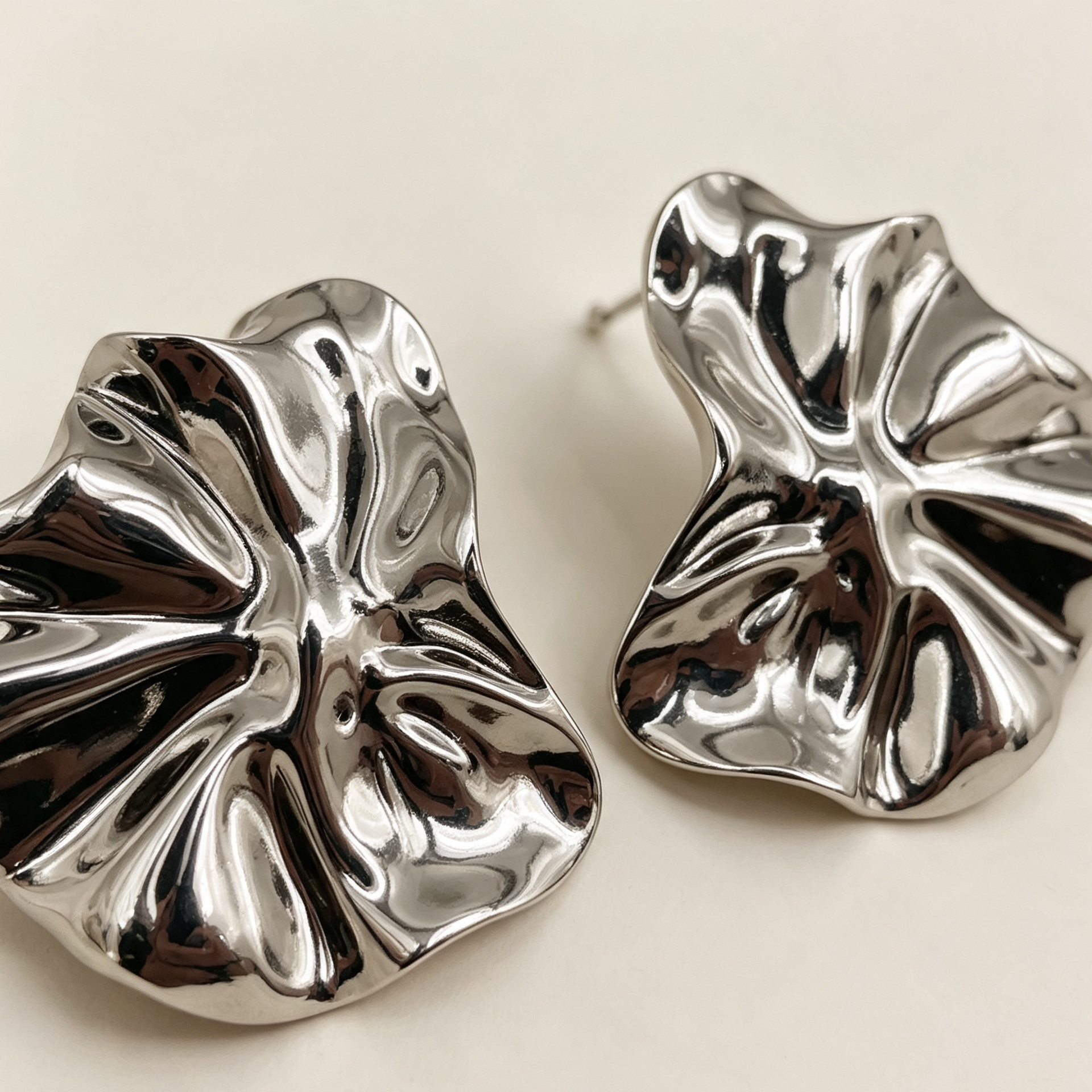 Pendientes grandes pétalo efecto arrugado metal, disponibles en dorado y plata | Venta al por mayor|JI JOYA