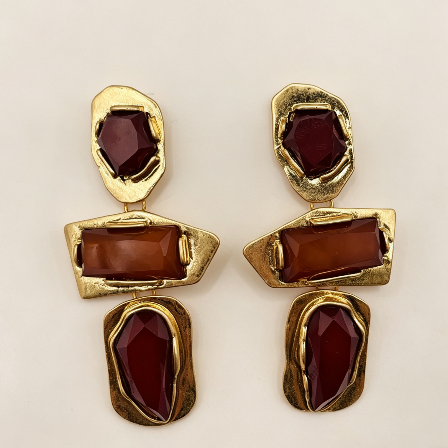 Pendientes geométricos de piedras tonos borgoña dorado vintage | Mayorista JI JOYA