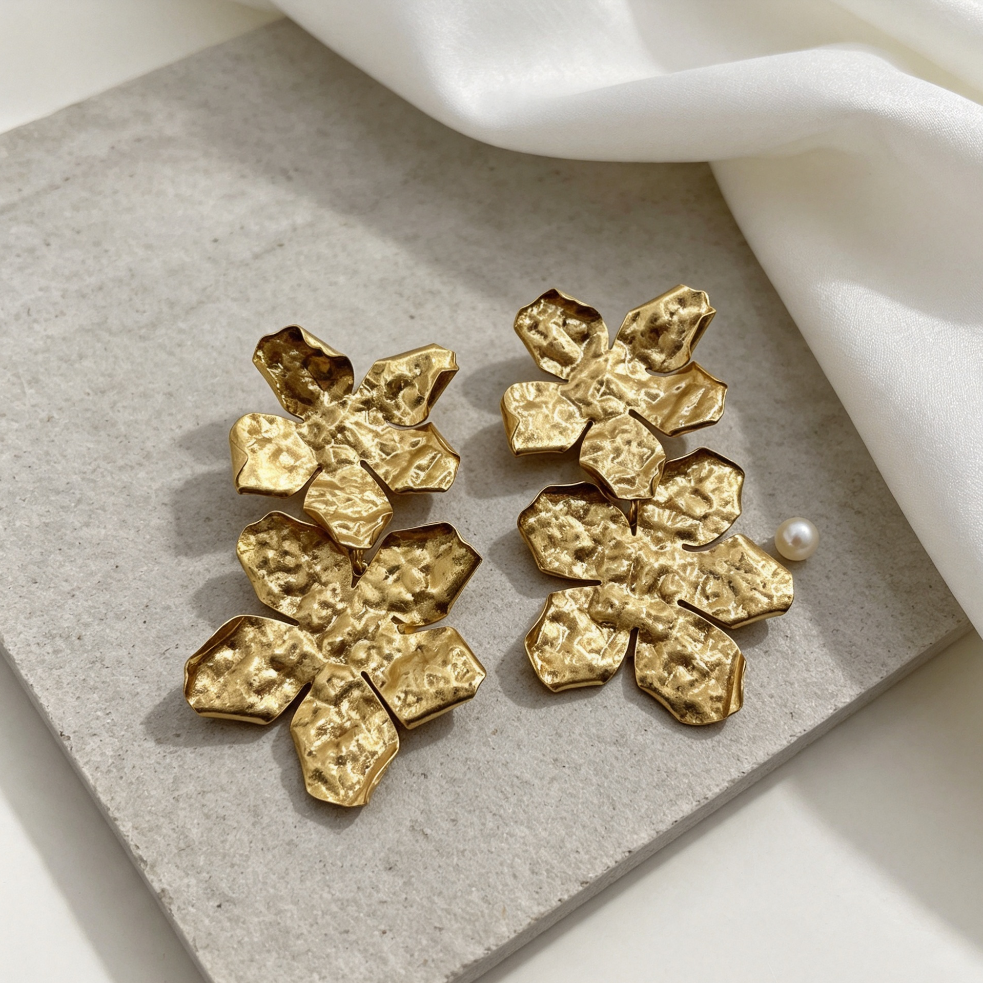 Pendientes Flor Doble Metal Martillado Dorado | Joyería Mayorista JI JOYA
