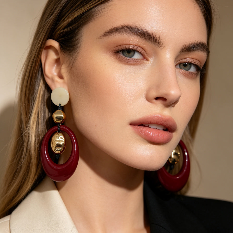 Aretes Colgantes Geométricos de Resina y Dorado - Joyería Mayorista de Moda para Mujer, Colores Vino y Crema Disponibles|JI JOYA