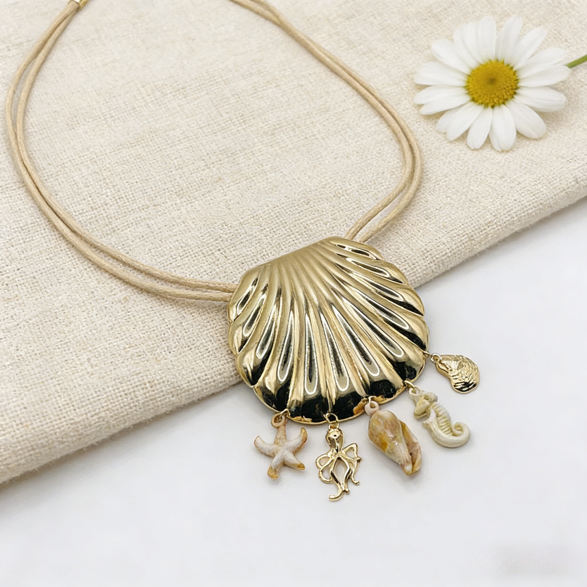 Gargantilla de conchas doradas con cordón en capas | Collar bohemio playero con dijes de estrellas de mar y caballitos de mar