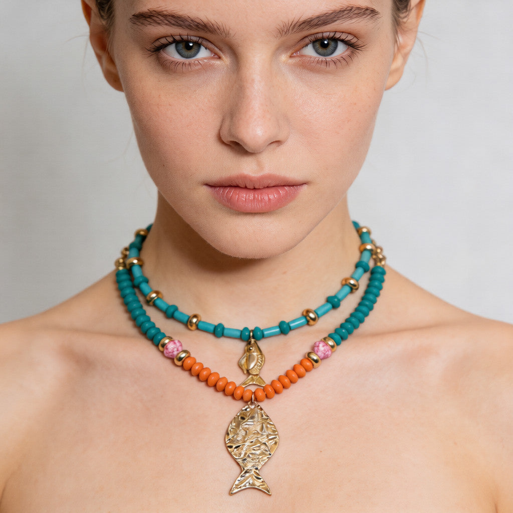 Collar bohemio con colgante de pez en capas: joyería llamativa con cuentas turquesas y naranjas