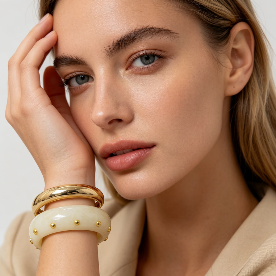 Pulseras de Resina con Tachuelas Doradas - Lote al Por Mayor | 2 Colores Disponibles (Café & Crema) - Estilo Clásico & Elegante para Mujer| JI JOYA