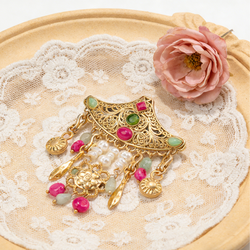 Broche vintage de filigrana estilo Regencia con piedras preciosas, perlas y borla | Pin llamativo dorado