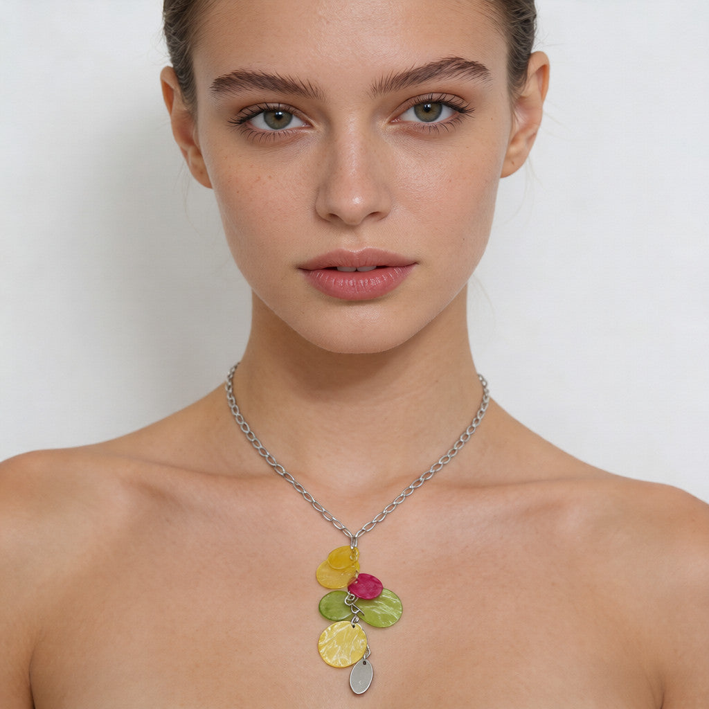 Conjunto de aretes y collar con borlas apiladas de conchas naturales "Arcoíris de verano" | Imprescindible para looks de estilo resort llenos de dopamina