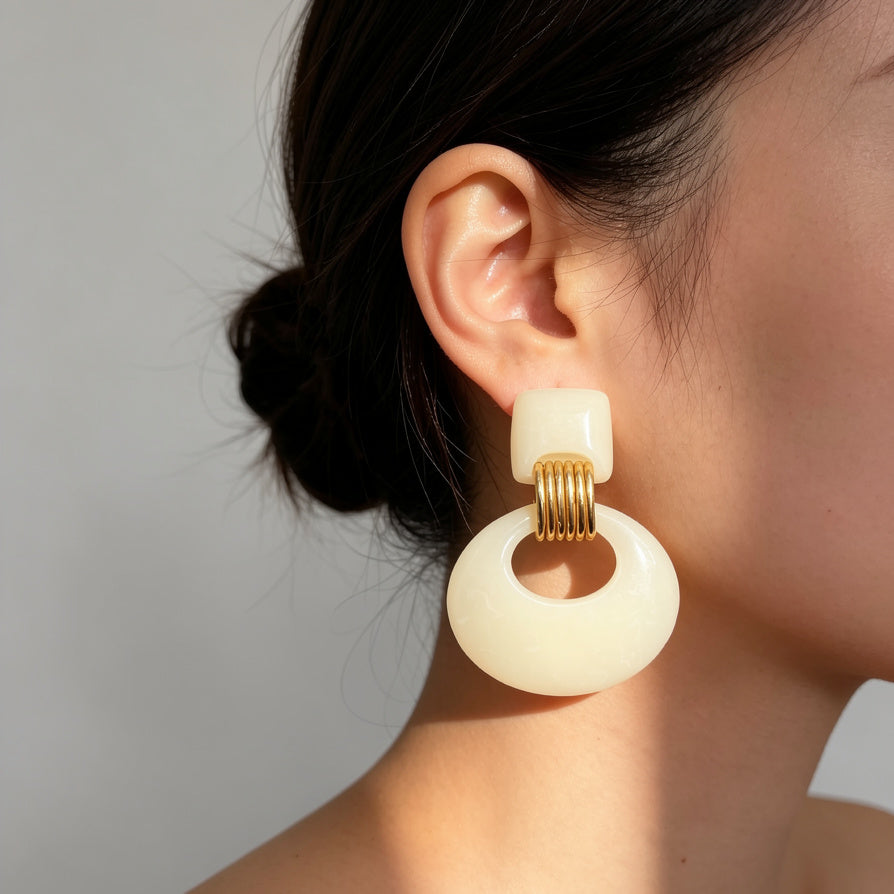 Pendientes Colgantes de Resina Crema con Detalles Dorados | Joyería Mayorista para Mujeres|JI JOYA