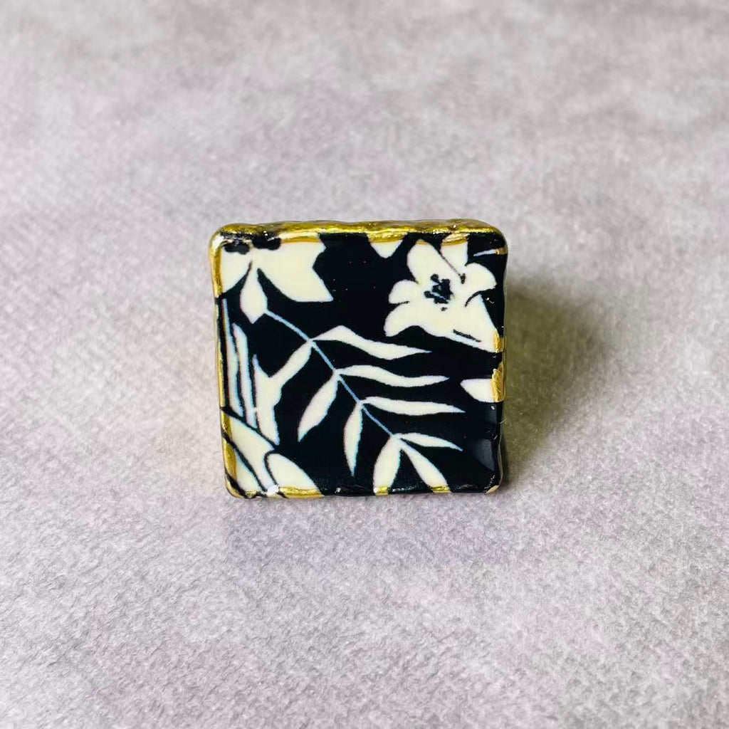 Pendientes cuadrados florales retro en blanco y negro con borlas doradas | Juego de anillos llamativos a juego | Joyería hipoalergénica para mujer
