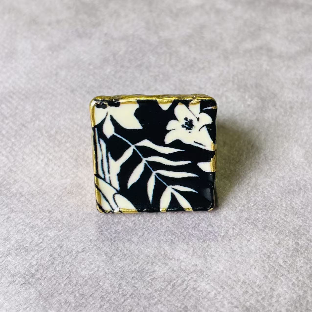Pendientes cuadrados florales retro en blanco y negro con borlas doradas | Juego de anillos llamativos a juego | Joyería hipoalergénica para mujer