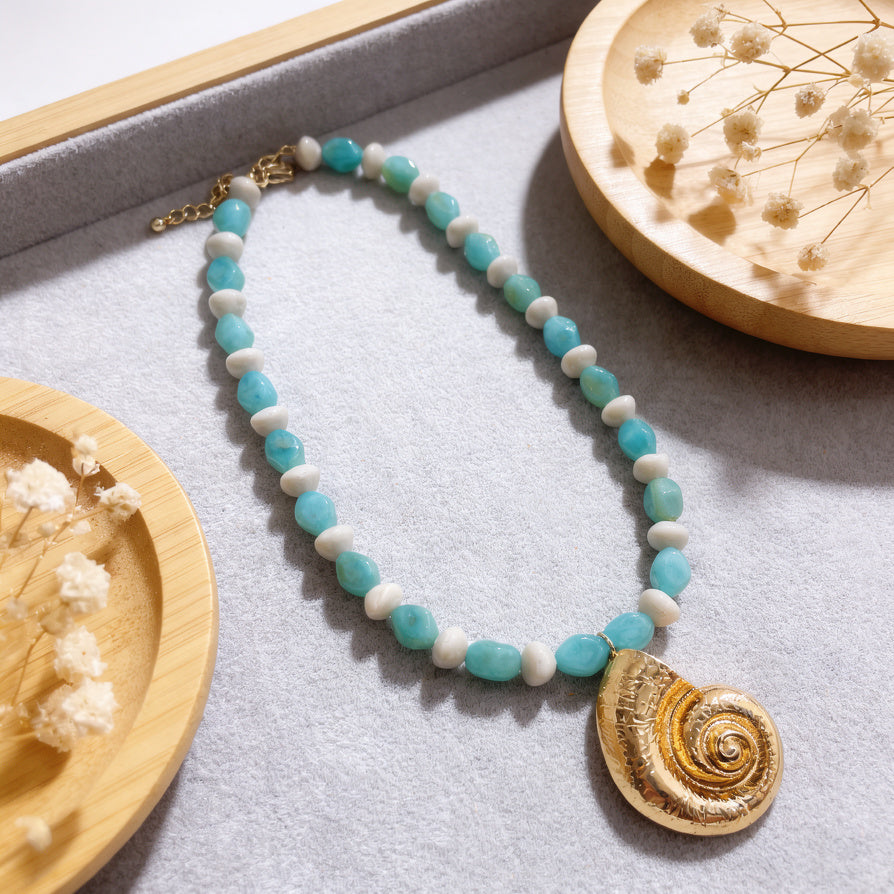 Collar de Concha de Espiral Dorada con Cuentas de Amazonita - Joyería Boho de Verano|JI JOYA