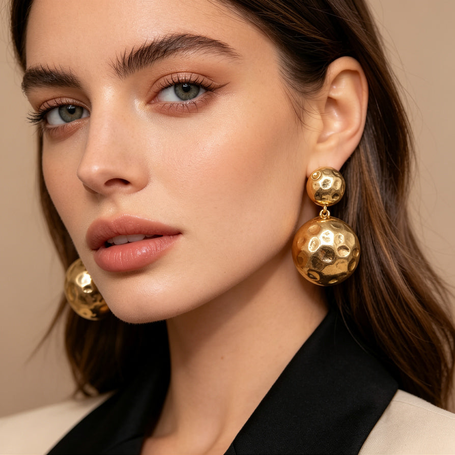 Pendientes Dorados de Bola con Acabado Martillado - Venta al Por Mayor|JI JOYA