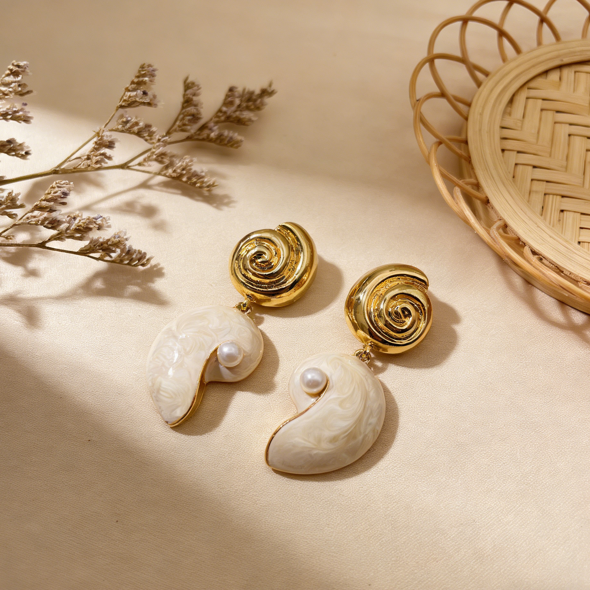 Pendientes de Inspiración Marina con Espiral Dorada y Perla