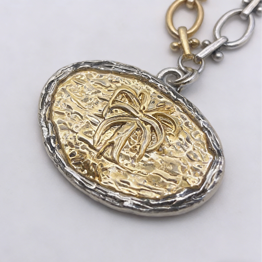 Collar de cadena bicolor de estilo europeo y americano con colgante de moneda en relieve, nicho y gargantilla de moda.