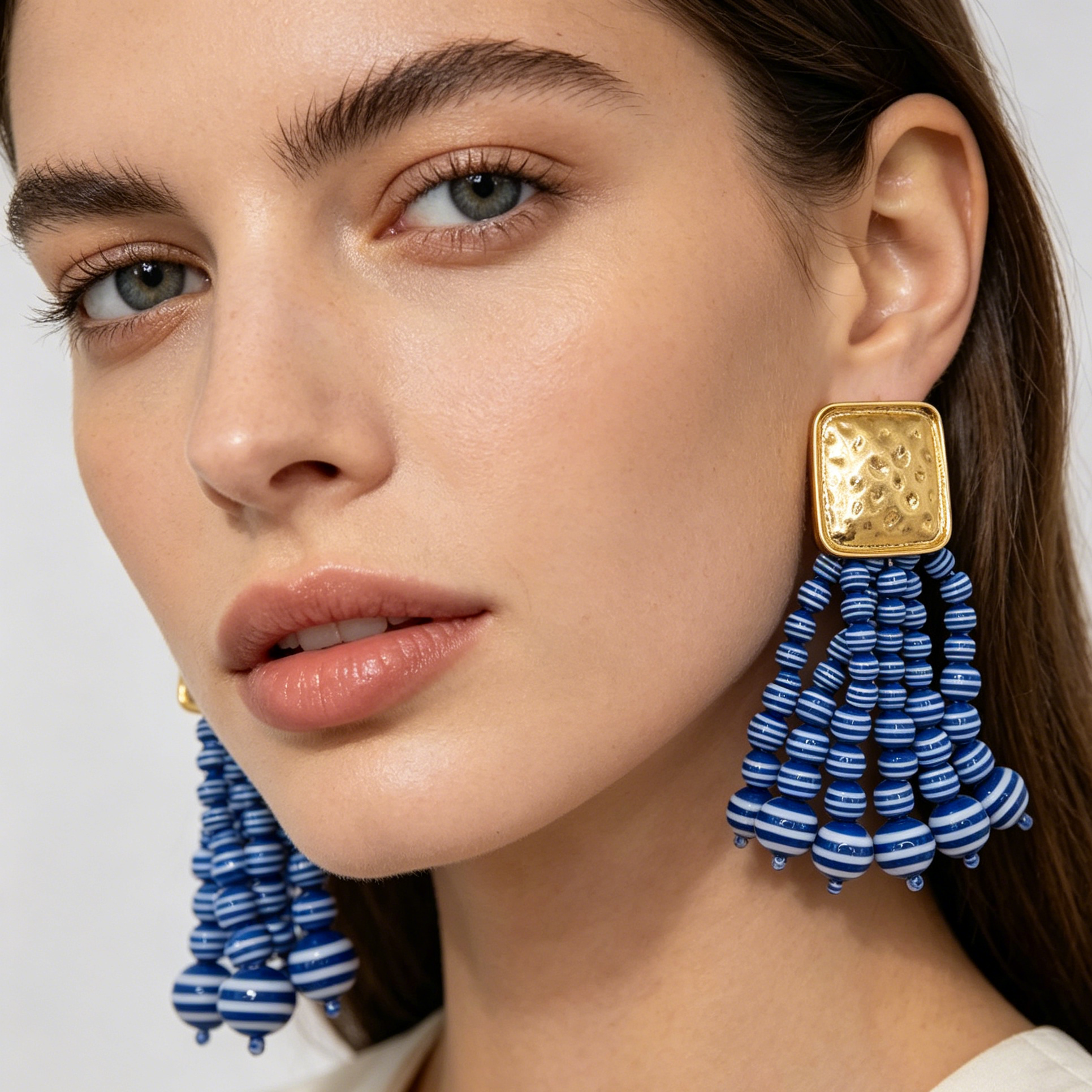 Pendientes Borla de Cuentas a Rayas 3 Colores, Accesorio Moda Mayorista para Mujer, Base Cuadrada Dorada Texturizada|JI JOYA