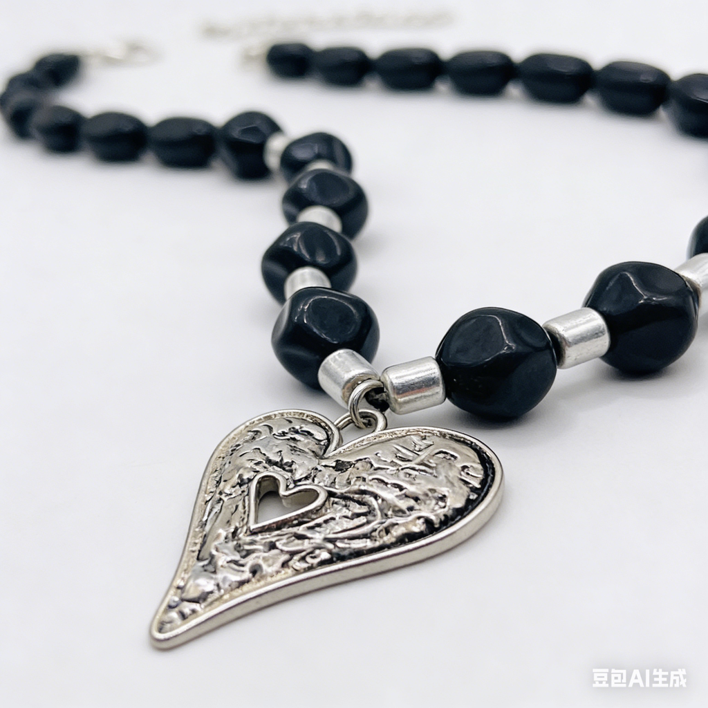 "Collar de cuentas de ágata negra en forma de corazón con efecto desgastado retro": un collar de clavícula de nicho dulce y fresco.
