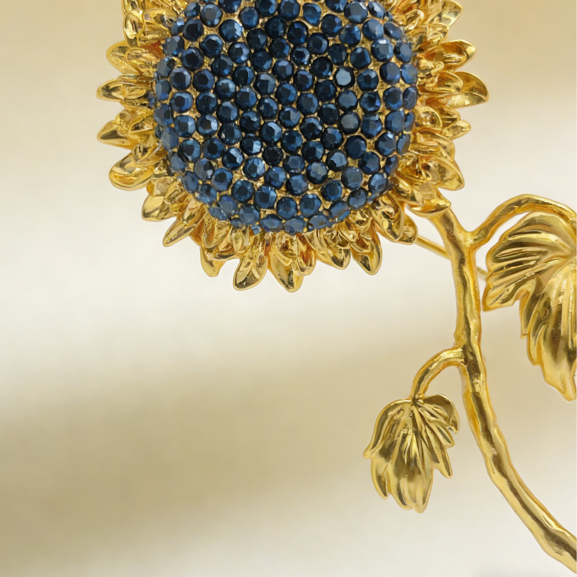 Alfinete de girassol dourado de estilo vintage, um design floral único para mulher.