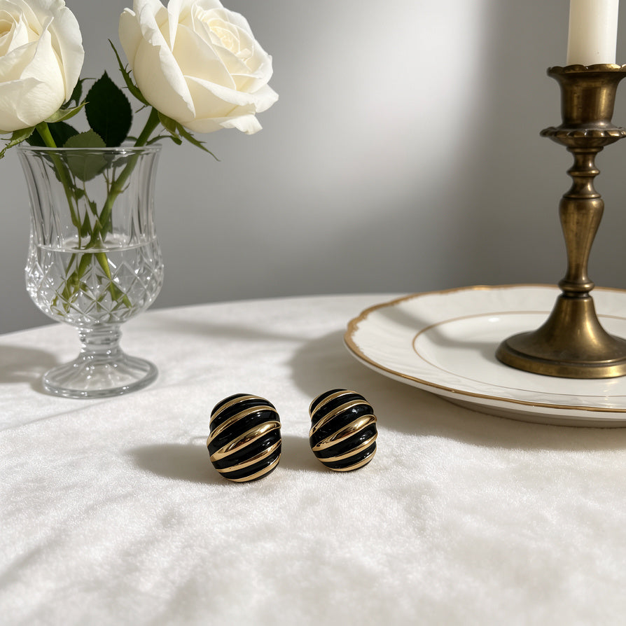 Pendientes Twisted Enamel Negro Dorado - Elegantes y Versátiles - Mayorista para Tiendas