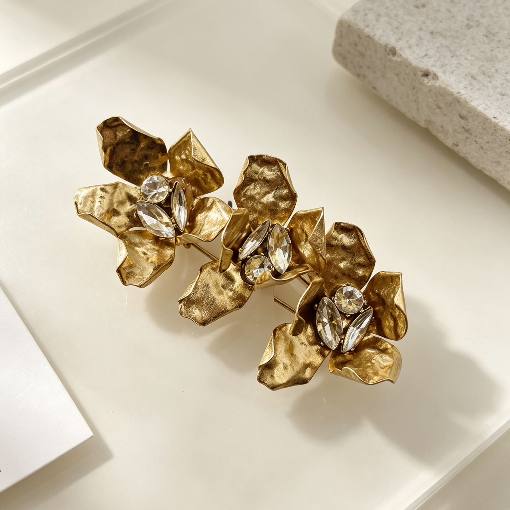Broche de Flores Metálico Dorado con Cristales, Diseño Artesanal, Accesorio de Moda al Por Mayor|JI JOYA
