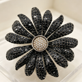 Broche Margarita con Piedras Negras, Broche Flor de Cristal de Moda al Por Mayor|JI JOYA