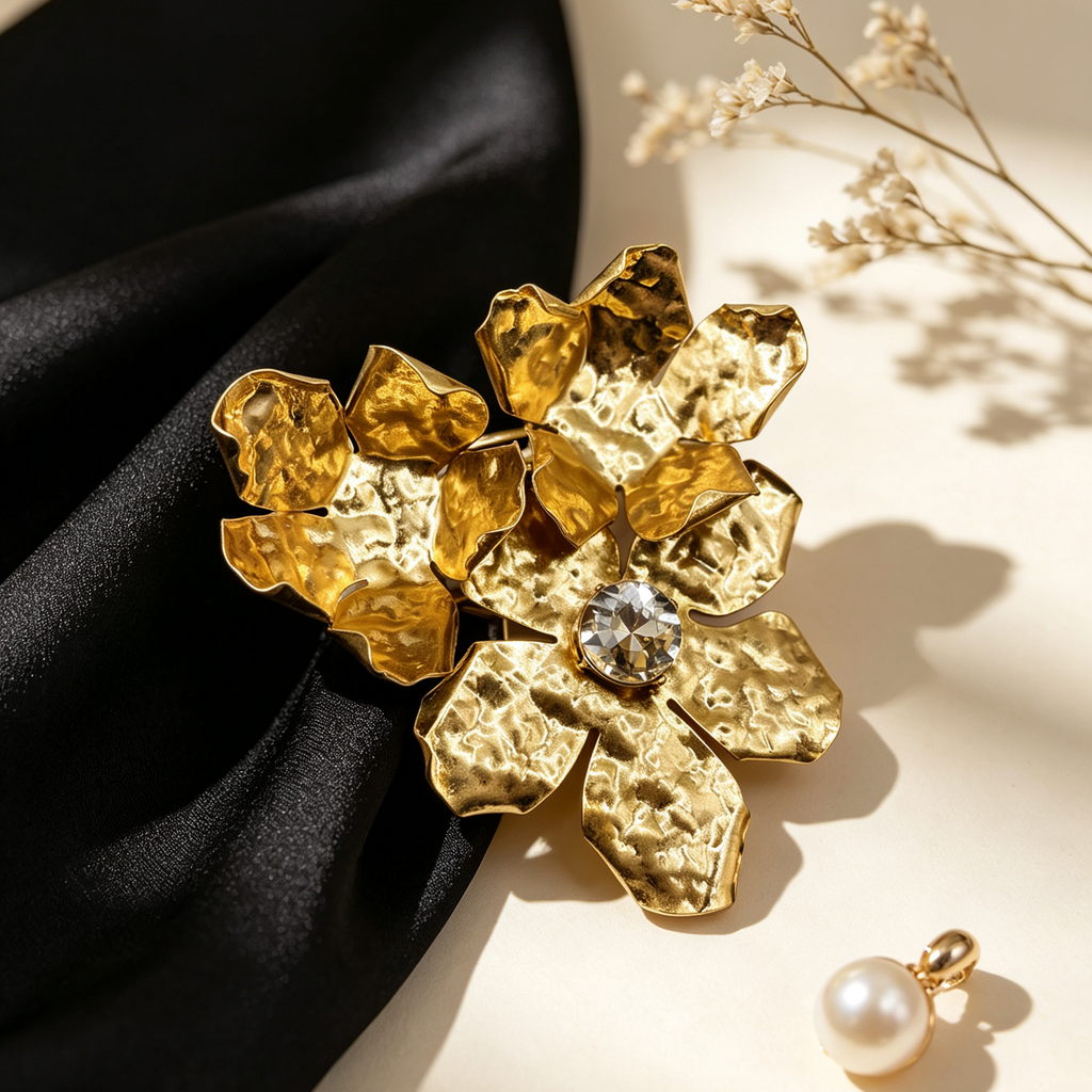 Broche Flor Dorado Texturizado con Cristal, Accesorio de Moda al Por Mayor|JI JOYA