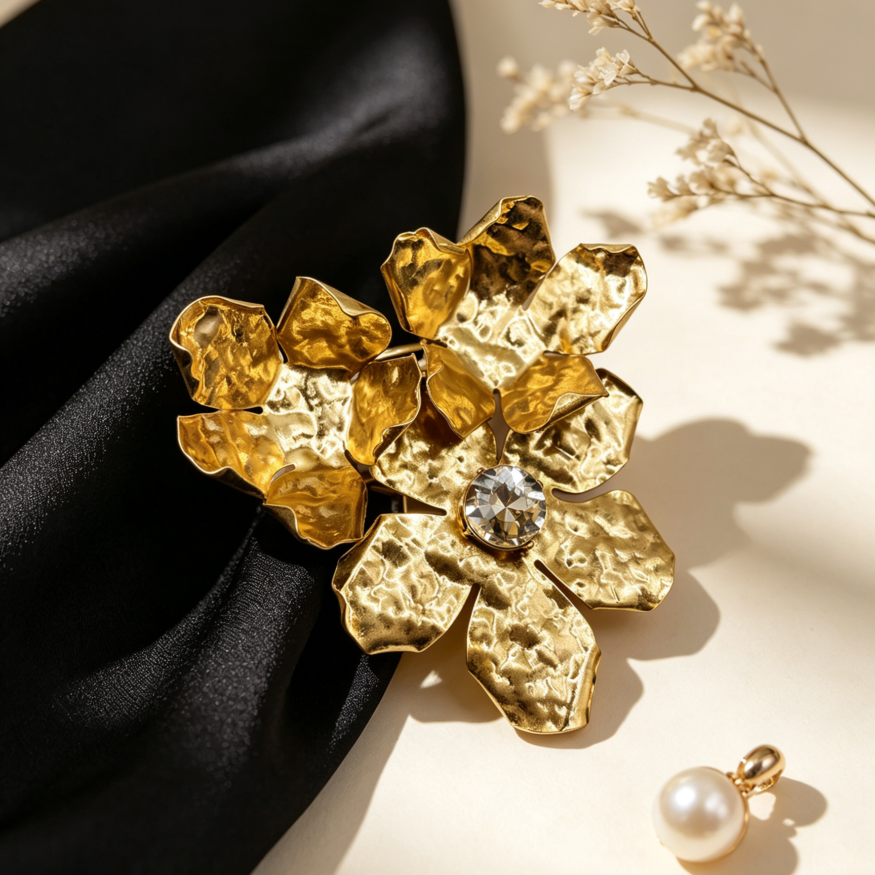 Broche Flor Dorado Texturizado con Cristal, Accesorio de Moda al Por Mayor|JI JOYA