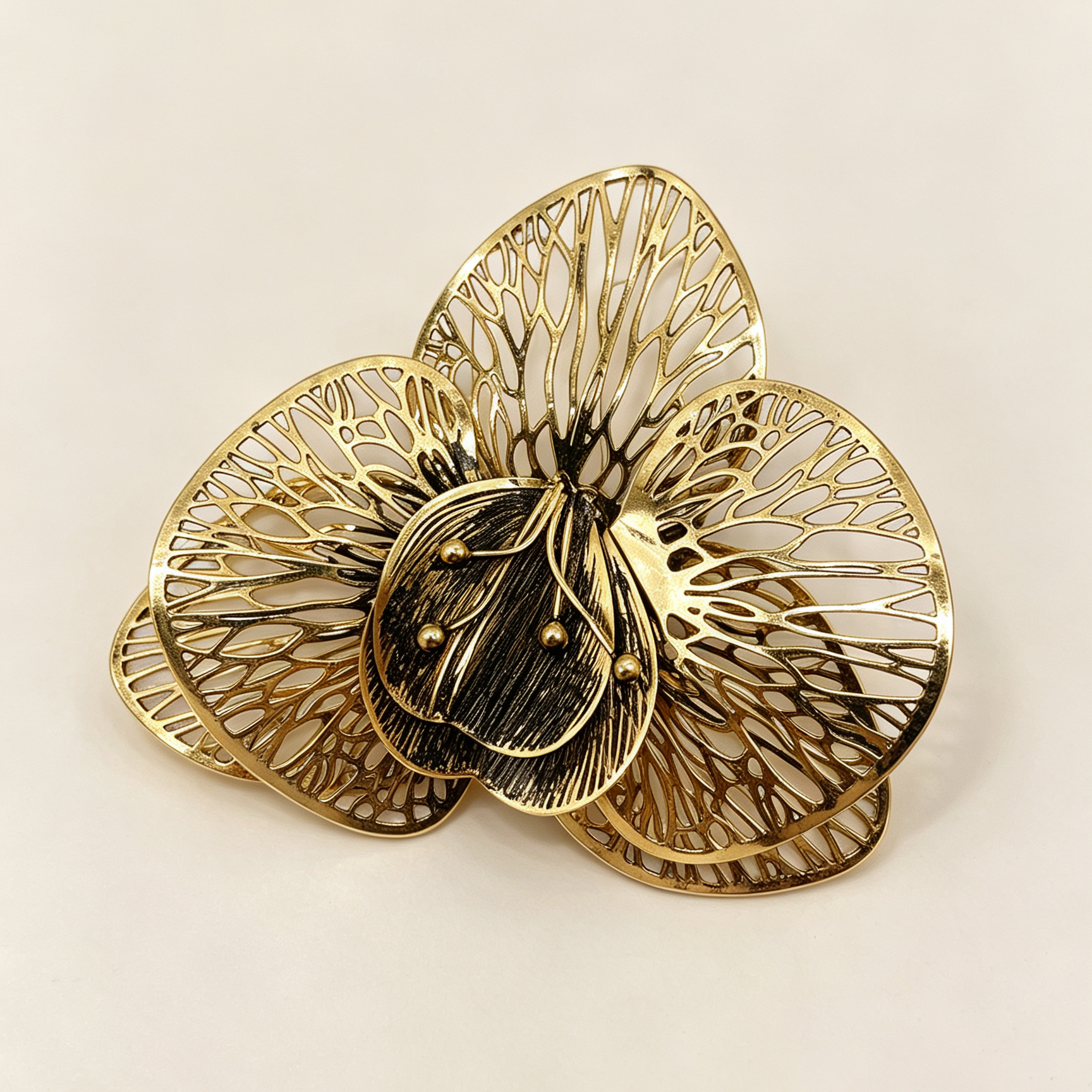Broche Flor Orquídea Metálico Dorado Calado, Pin Decorativo Elegante, Accesorio Moda Mujer para Mayoristas y Tiendas|JI JOYA