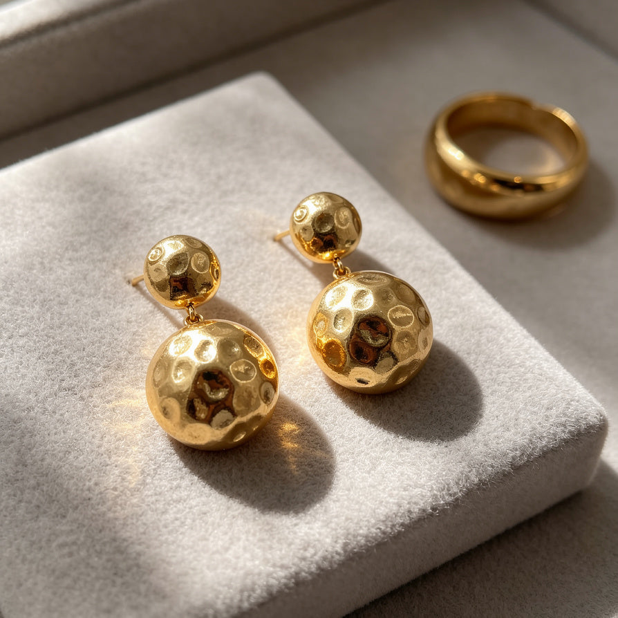 Pendientes Dorados de Bola con Acabado Martillado - Venta al Por Mayor|JI JOYA
