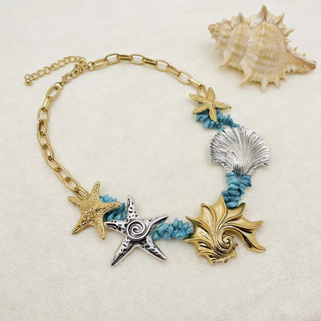 Collar con diseño de estrella de mar y concha Coastal Wanderlust | Gargantilla bicolor inspirada en el océano para playa y vacaciones