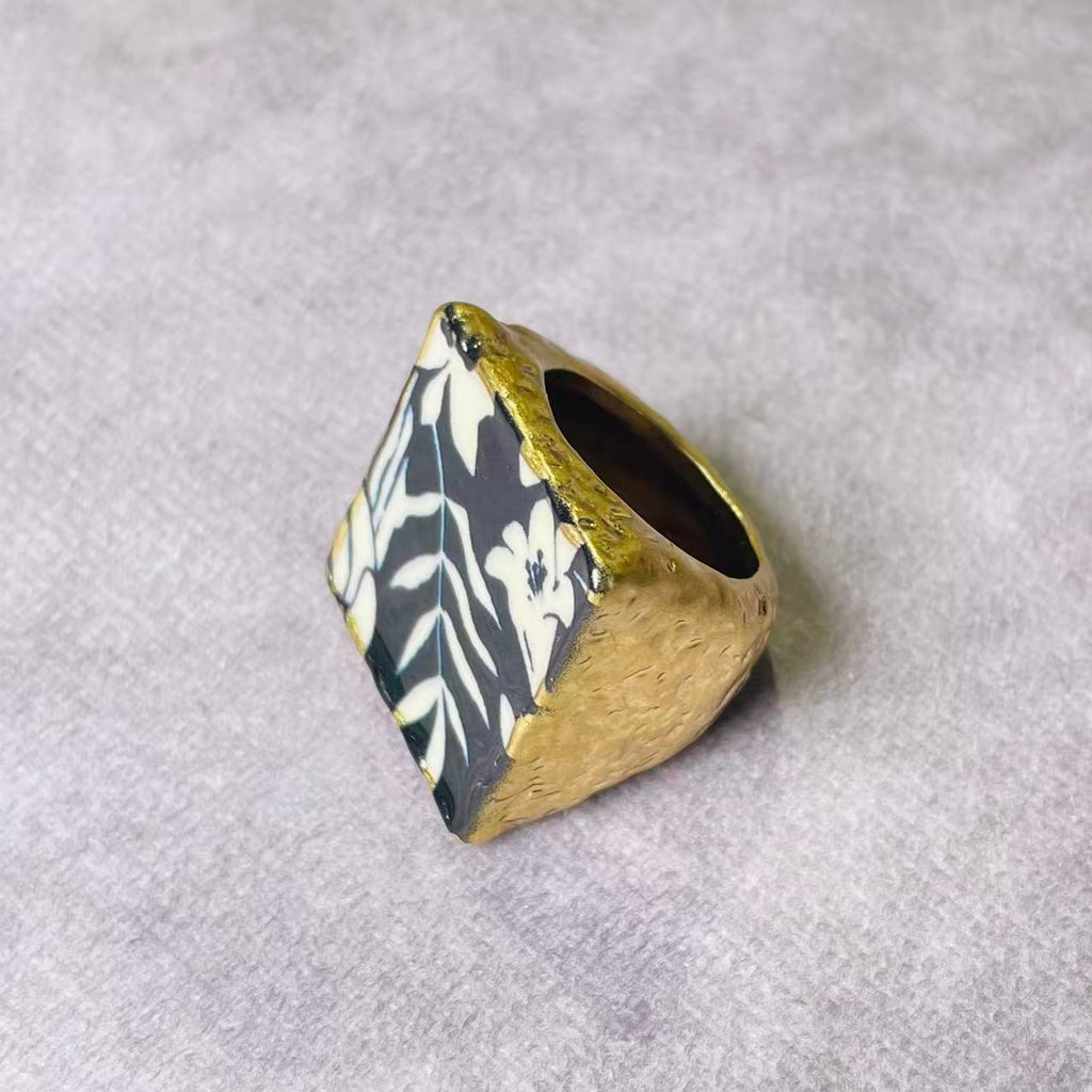 Pendientes cuadrados florales retro en blanco y negro con borlas doradas | Juego de anillos llamativos a juego | Joyería hipoalergénica para mujer