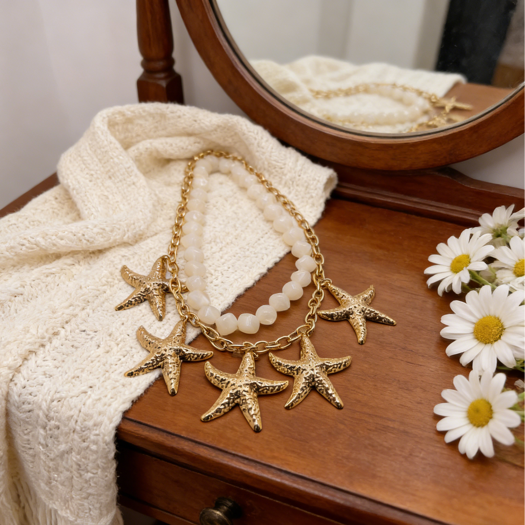 Collar de Declaración con Estrellas de Mar Doradas y Cuentas - Joyería Costera de Verano