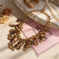 Conjunto de collar y pendientes vintage con piedras preciosas bohemias | Joyas doradas para eventos nocturnos