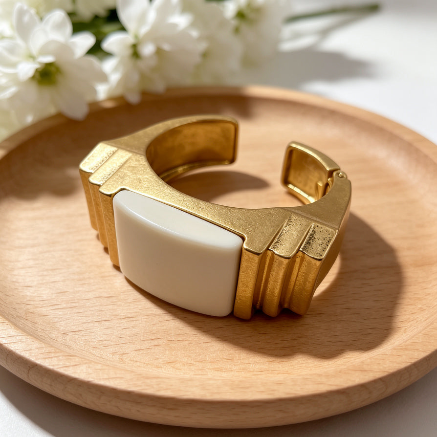 Pulsera Brazalete de Lujo en Zinc con Piedra Geométrica, Dorada Mate, Diseño Art Deco, Joyería Mayorista para Mujeres|JI JOYA
