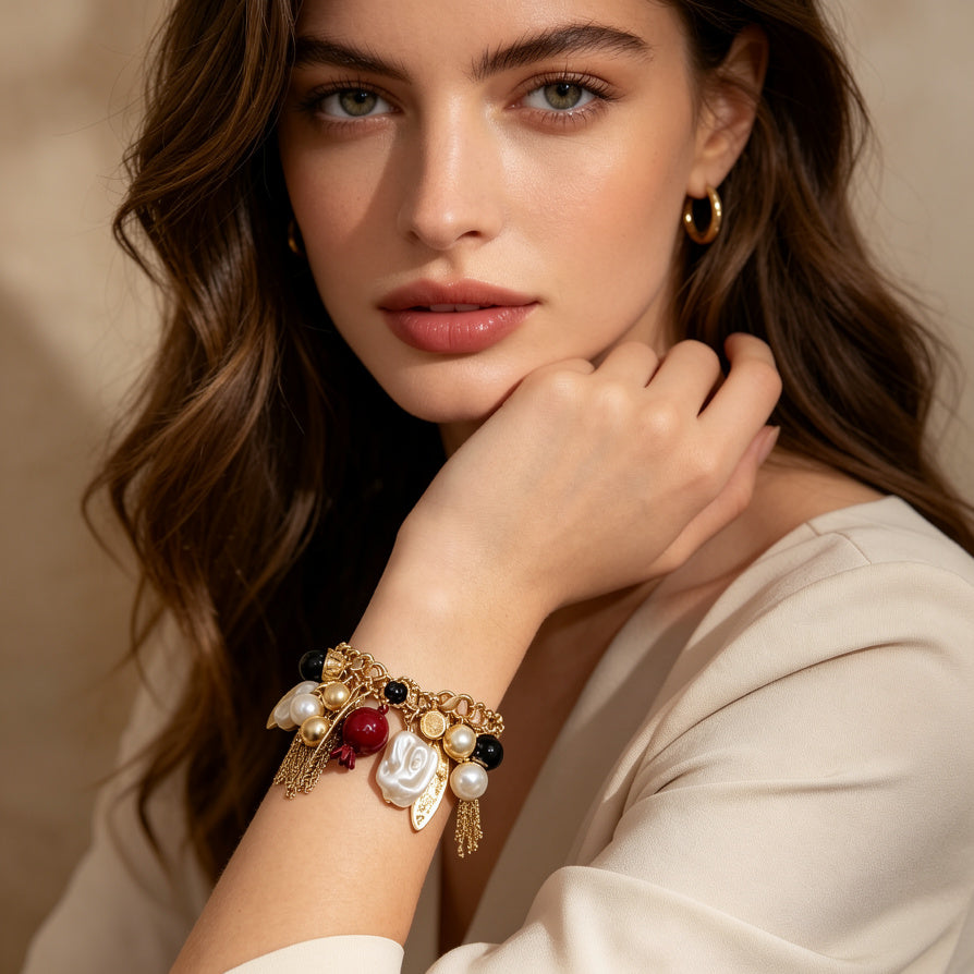 Pulsera Charm Dorada con Perlas Barrocas, Granada y Colgantes - Joyería de Moda al Por Mayor para Mujeres|JI JOYA