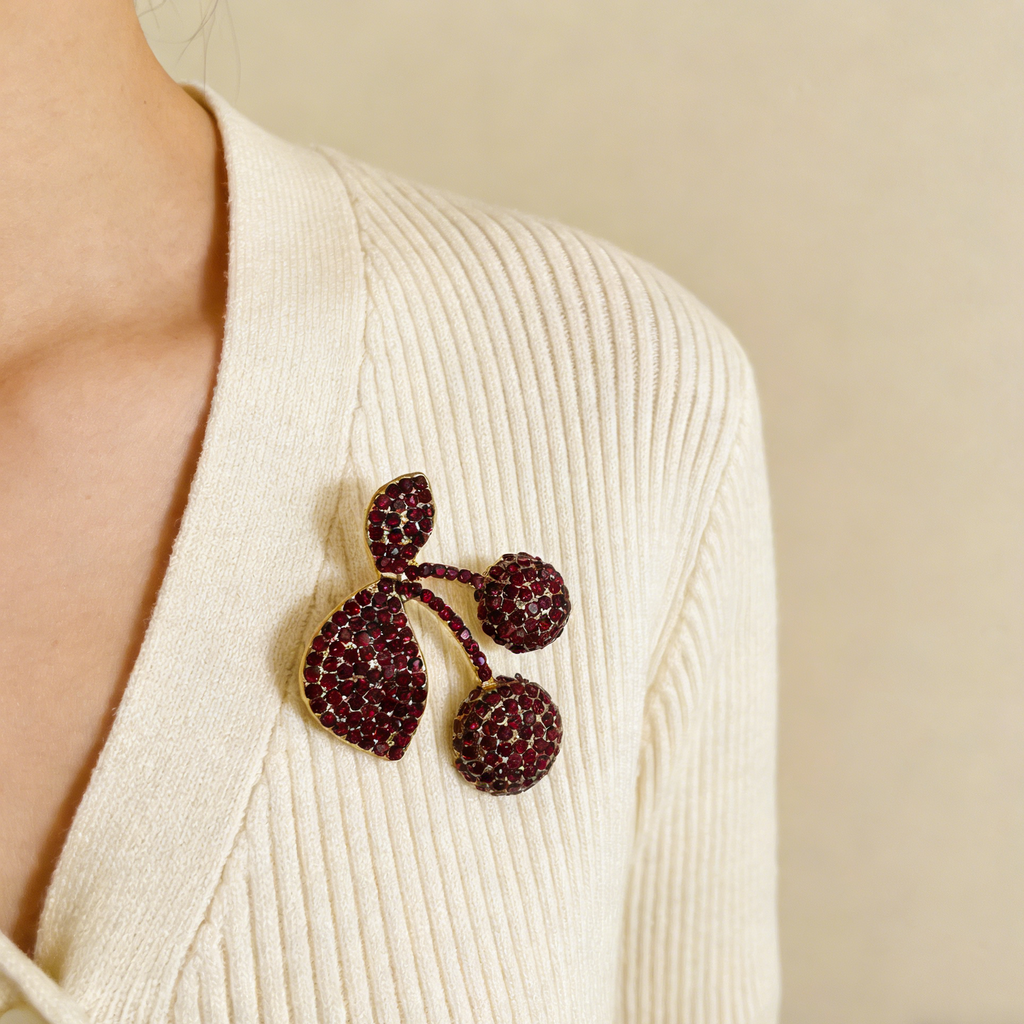 Broche vintage de cereza con cristal rojo rubí | Pin llamativo de lujo bañado en oro de JI JEWELLERY