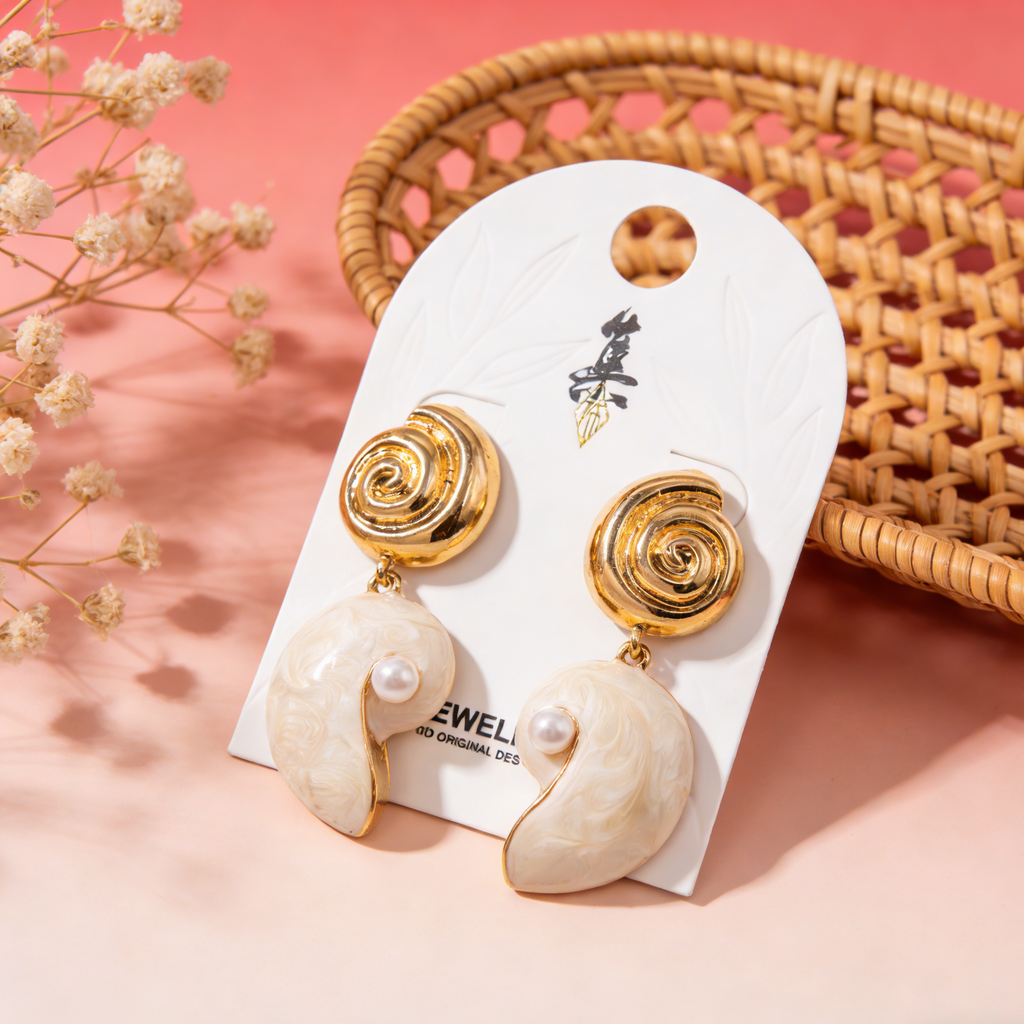 Pendientes de Inspiración Marina con Espiral Dorada y Perla