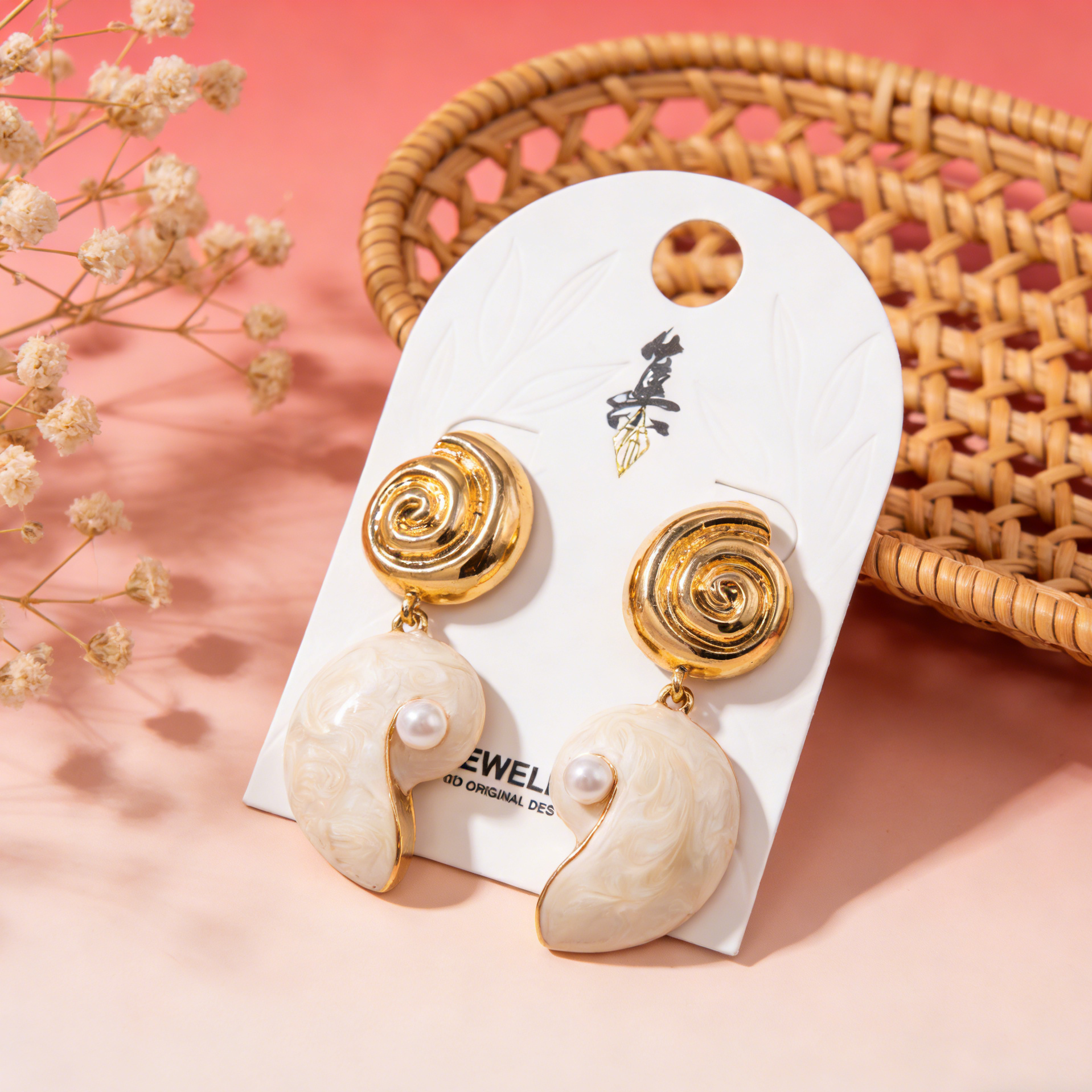 Pendientes de Inspiración Marina con Espiral Dorada y Perla