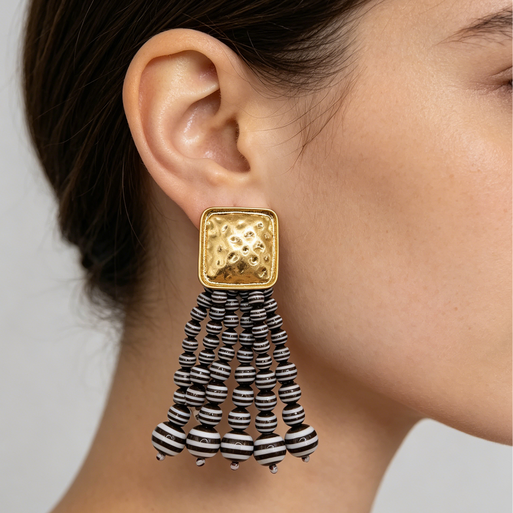 Pendientes Borla de Cuentas a Rayas 3 Colores, Accesorio Moda Mayorista para Mujer, Base Cuadrada Dorada Texturizada|JI JOYA