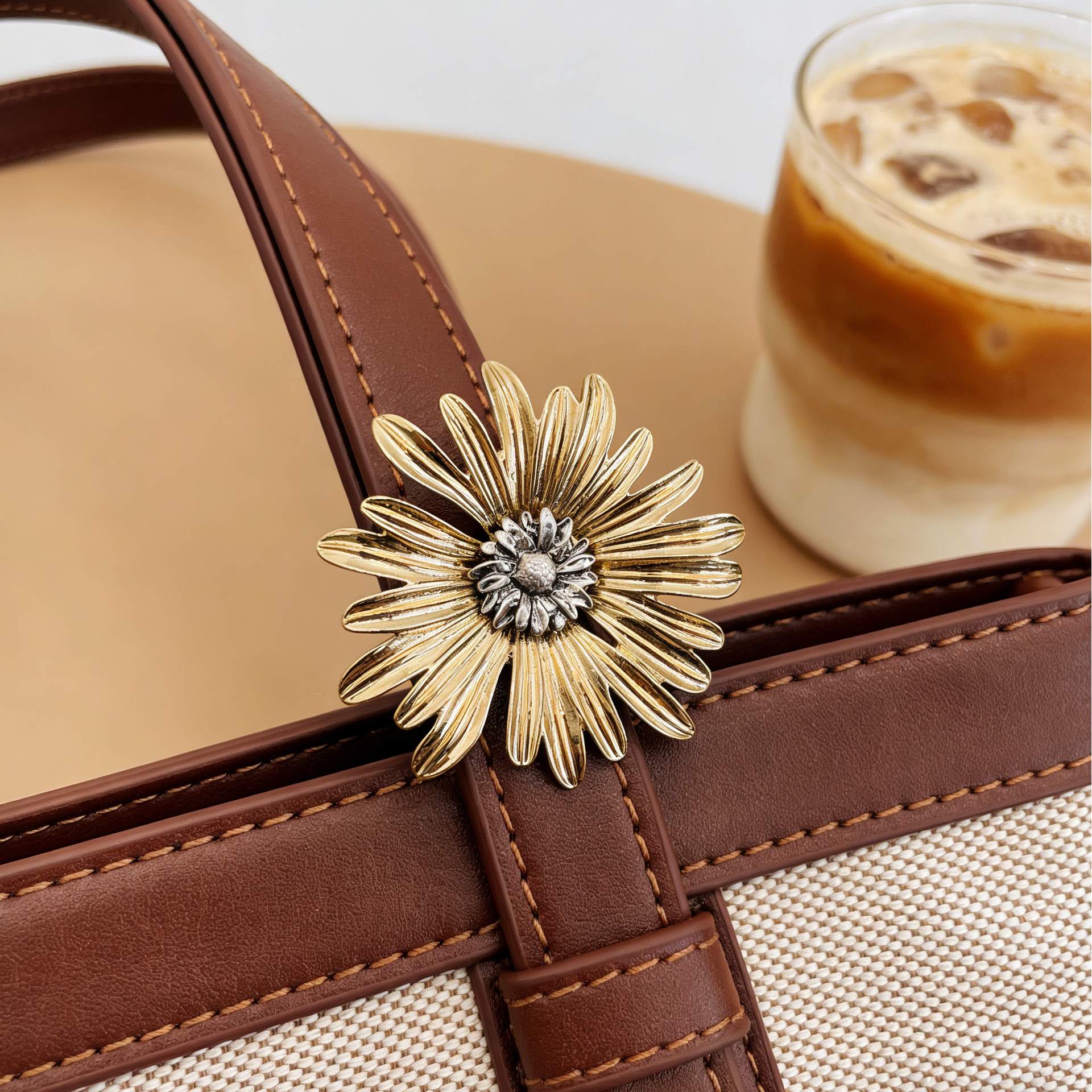 Alfinete vintage de girassol de dois tons | Pin floral marcante dourado e prateado