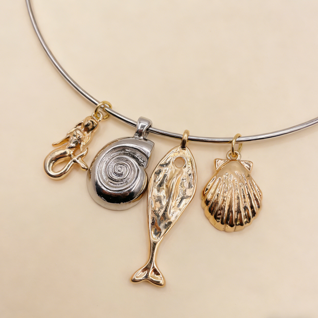 Collar de aro con dijes de mar - Diseño de concha, caracol y pez - Joyería de moda para mujer