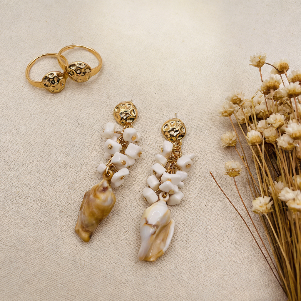 Pendientes de Concha Marina con Detalles de Oro | Colección Costera Boho