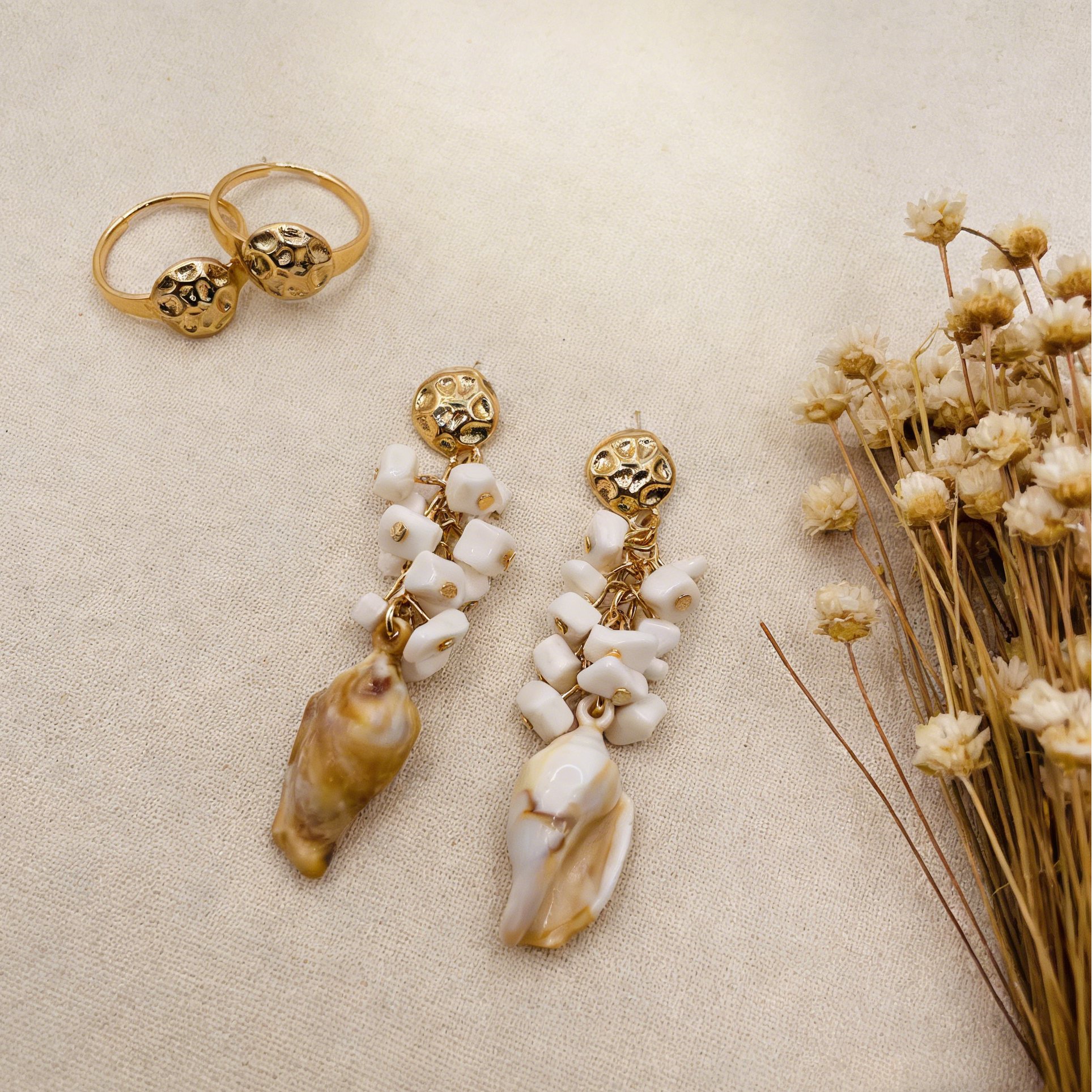 Pendientes de Concha Marina con Detalles de Oro | Colección Costera Boho