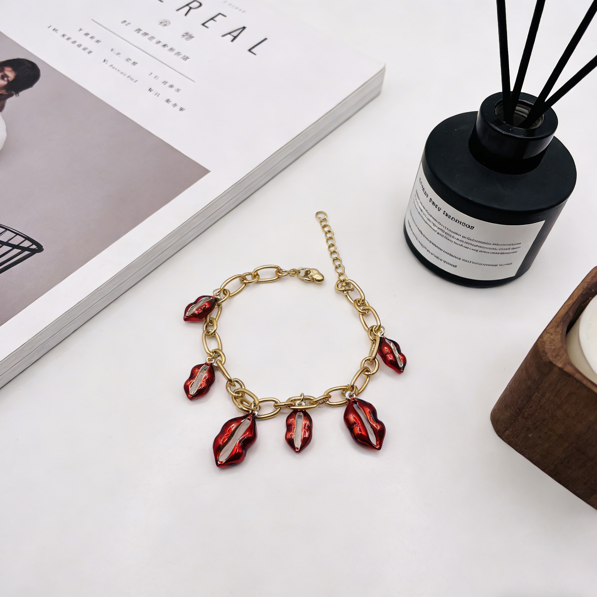 Pulsera de cadena de oro con dijes de labios rojos brillantes | Joyería de moda para mujer